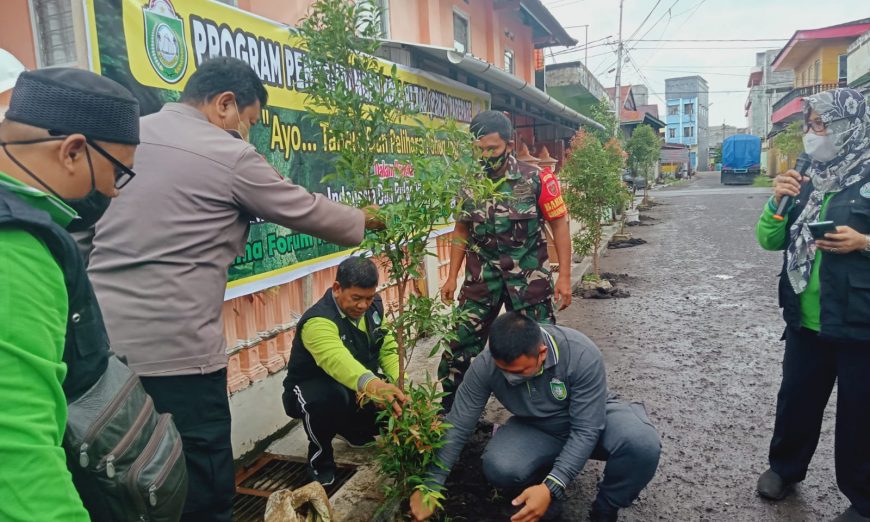 Aksi Tanam Pohon di Pemukiman Padat, Warnai Hari Menanam Pohon Indonesia di Parepare